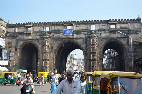 Teen Darwaza